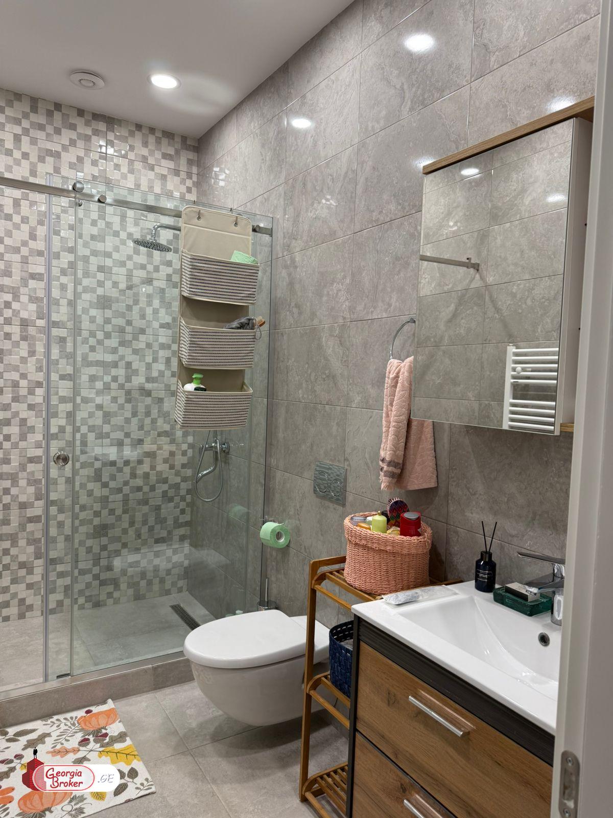 продается дом с новым ремонтом 8-комнат